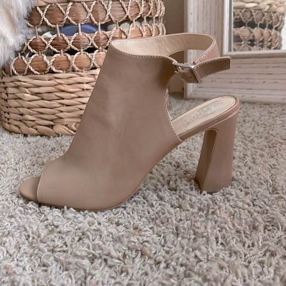 VINCE CAMUTO HEELS SIZE 12! - Picture 1 of 4